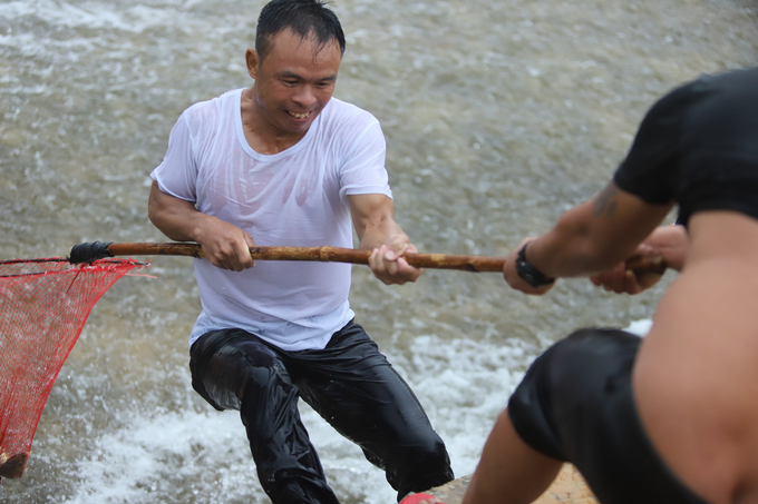 Để về nhà, người đứng trên bờ phải sử dụng cán vợt để kéo đồng đội lên do khoảng cách tràn và bờ có nơi cao đến 3 mét.