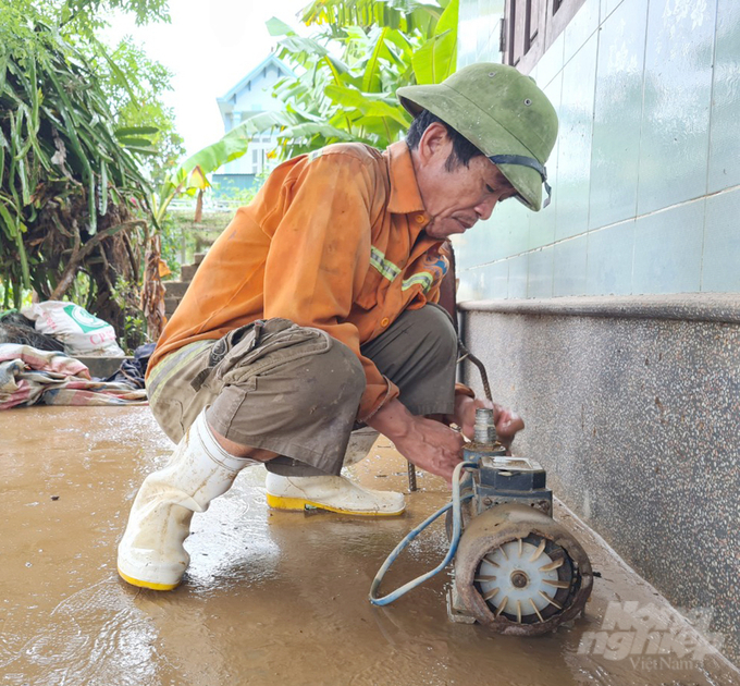 Cuộc sống của người dân xã Quỳnh Trang bị đảo lộn, công tác khắc phục sau mưa bão hết sức khó khăn. Ảnh: Việt Khánh.