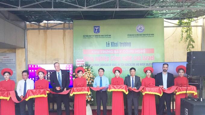 Leaders of the Ministry of Science and Technology and representatives of relevant units cut the ribbon to open the exhibition area. Photo: Dinh Muoi.