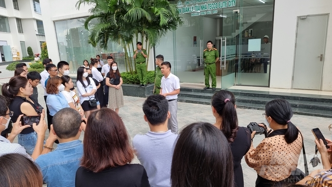 Ông Nguyễn Văn Nam, Chủ tịch UBND phường Thịnh Đán (áo trắng đứng giữa) yêu cầu phía Ban Quản lý tòa nhà và Chủ đầu tư Tecco Elite City phải có trách nhiệm với người dân. Ảnh: Toán Nguyễn.