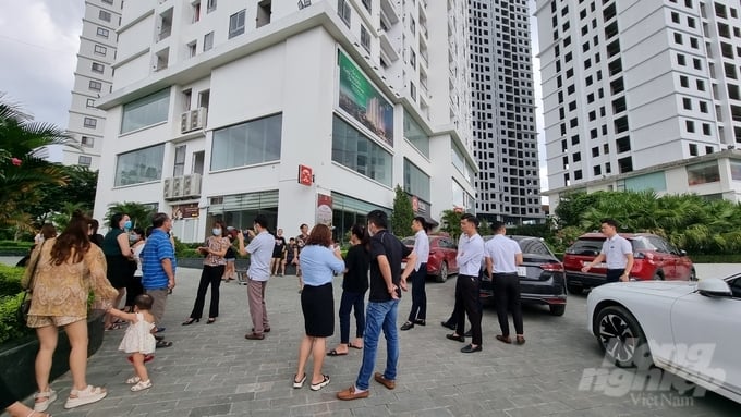 Hàng trăm cư dân ở Tecco Elite City Thái Nguyên phản đối việc Chủ đầu tư vô trách nhiệm với người dân. Ảnh: Toán Nguyễn.