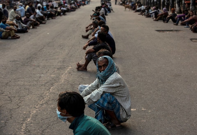 Dân nghèo Ấn Độ và những người vô gia cư xếp hàng để được nhận lương thực miễn phí trong thời gian bị phong tỏa bởi đại dịch Covid-19 hồi năm 2020. Ảnh: Reuters