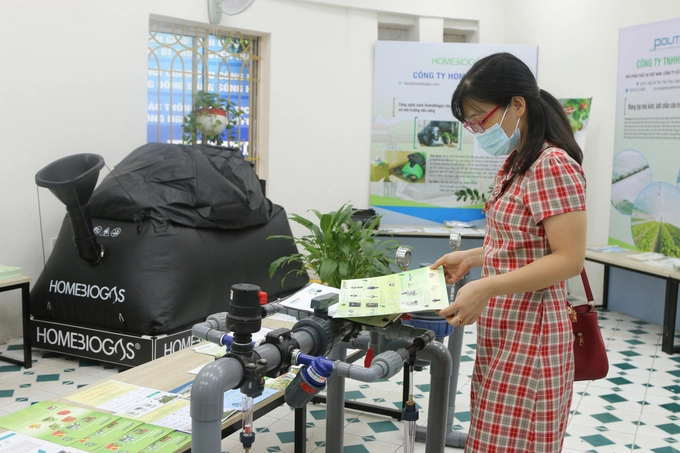 The equipment and advanced technology in agriculture from Israel are of great interest to many people. Photo: Dinh Muoi.