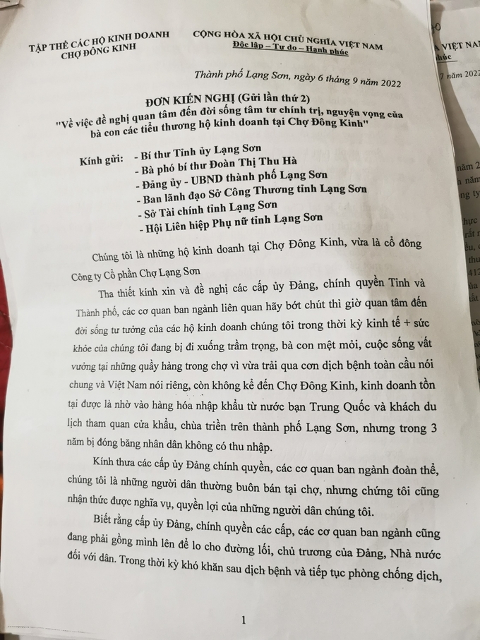 Đơn kiến nghị của các hộ kinh doanh tại chợ Đông Kinh. Ảnh: Nguyễn Thành.