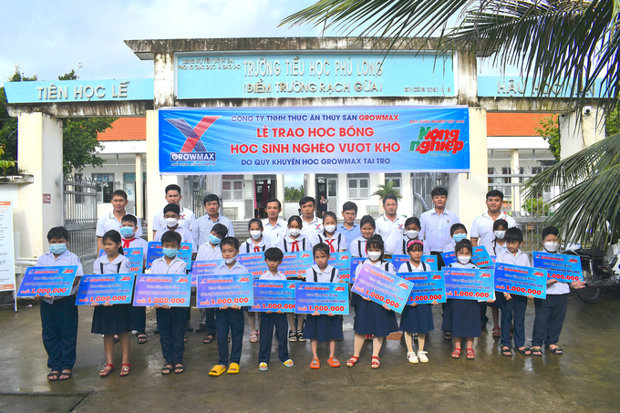 Quỹ Khuyến học GrowMax trao 20 suất học bổng tại Trường Tiểu học Phú Long, xã Phú Long, huyện Bình Đại (Bến Tre) ngày 3/10. Ảnh: Minh Đảm.