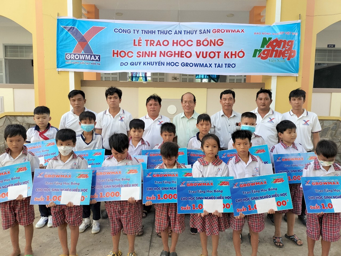 Quỹ Khuyến học GrowMax trao 30 suất học bổng tại Trường Tiểu học Thạnh Hải, xã Thạnh Hải, huyện Thạnh Phú (Bến Tre) ngày 3/10. Ảnh: Minh Đảm.