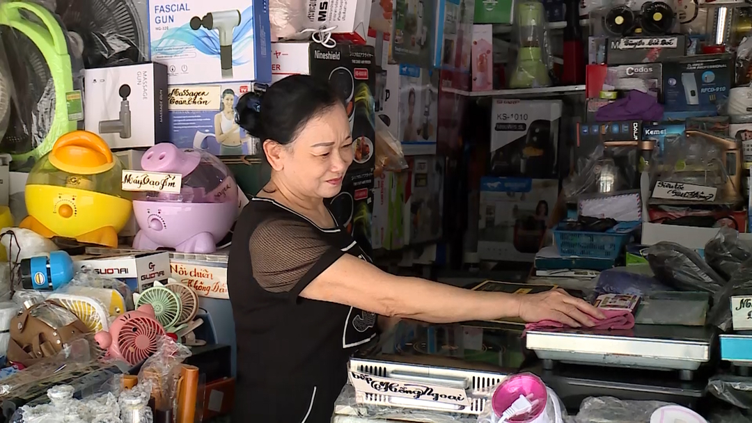 Bà Nguyễn Thị Nga, hộ kinh doanh tại chợ Đông Kinh đang sắp xếp lại quầy hàng. Ảnh: Nguyễn Thành.