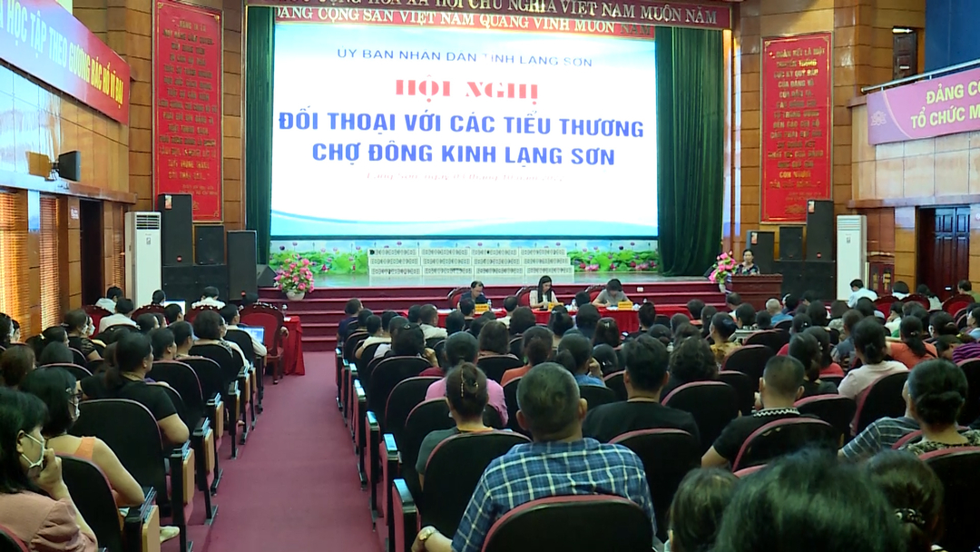 Lãnh đạo tỉnh Lạng Sơn tổ chức đối thoại với các tiểu thương chợ Đông Kinh. Ảnh: Nguyễn Thành.