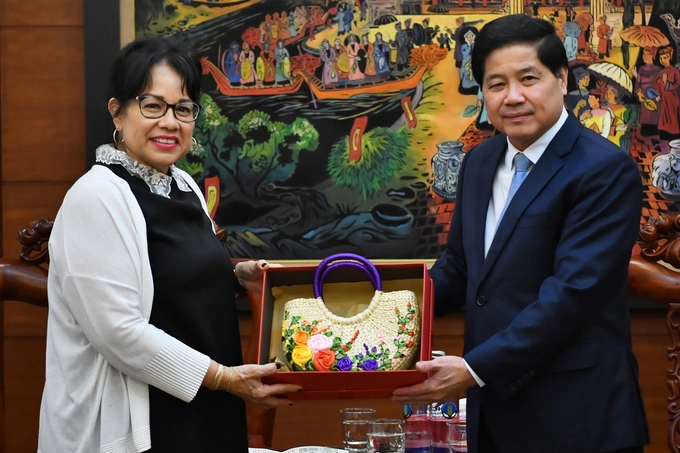Deputy Minister of MARD Le Quoc Doanh presents a handicraft souvenir to CITES Secretary-General Ivonne Higuero. Photo: Tung Dinh.