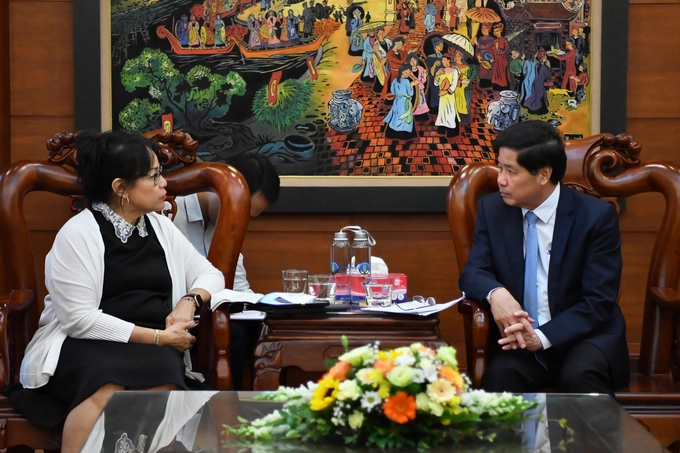 Deputy Minister of Agriculture and Rural Development Le Quoc Doanh worked with CITES Secretary-General Ivonne Higuero. Photo: Tung Dinh.