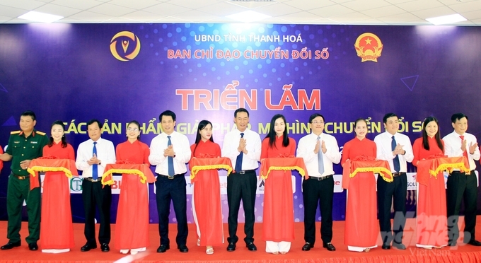 Trong khuôn khổ chương trình, sáng nay đã diễn ra triển lãm các sản phẩm giải pháp mô hình chuyển đổi số. Ảnh: Quốc Toản