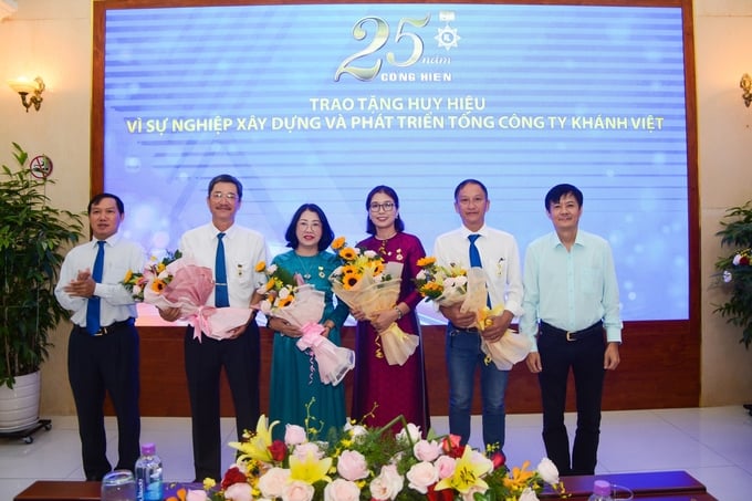 Văn phòng Tổng công ty Khánh Việt trao Huy hiệu Khatoco cho người lao động.