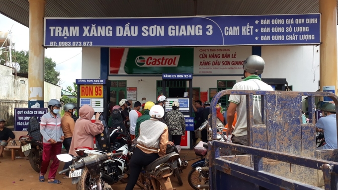 Một trong những doanh nghiệp, cửa hàng kinh doanh xăng dầu tại Bình Phước treo bảng hết hàng. 