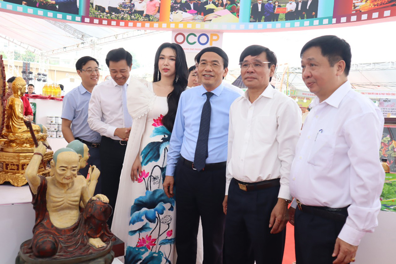 Lãnh đạo Sở NN-PTNT Hà Nội, huyện Hoài Đức tham quan các gian hàng tại sự kiện.