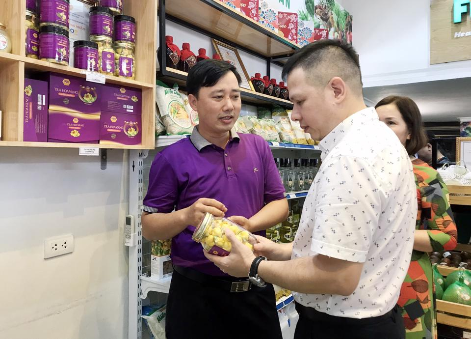 Người tiêu dùng mua sản phẩm OCOP tại 180 Lạc Trung (quận Hai Bà Trưng).