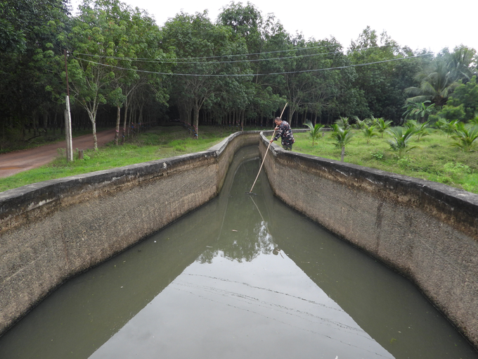 Cán bộ tổ thủy nông thường xuyên kiểm tra tuyến kênh, nâng cao hiệu quả hoạt động cấp nước. Ảnh: Trần Trung.
