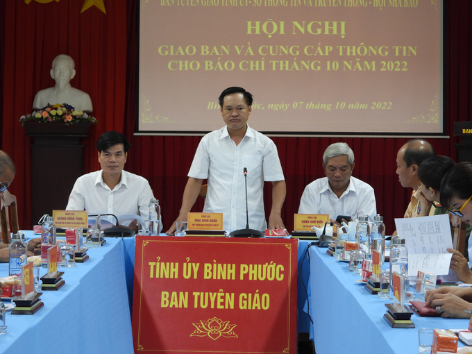 Các cơ quan chức năng tỉnh Bình Phước cung cấp thông tin báo chí. Ảnh: Trần Trung.