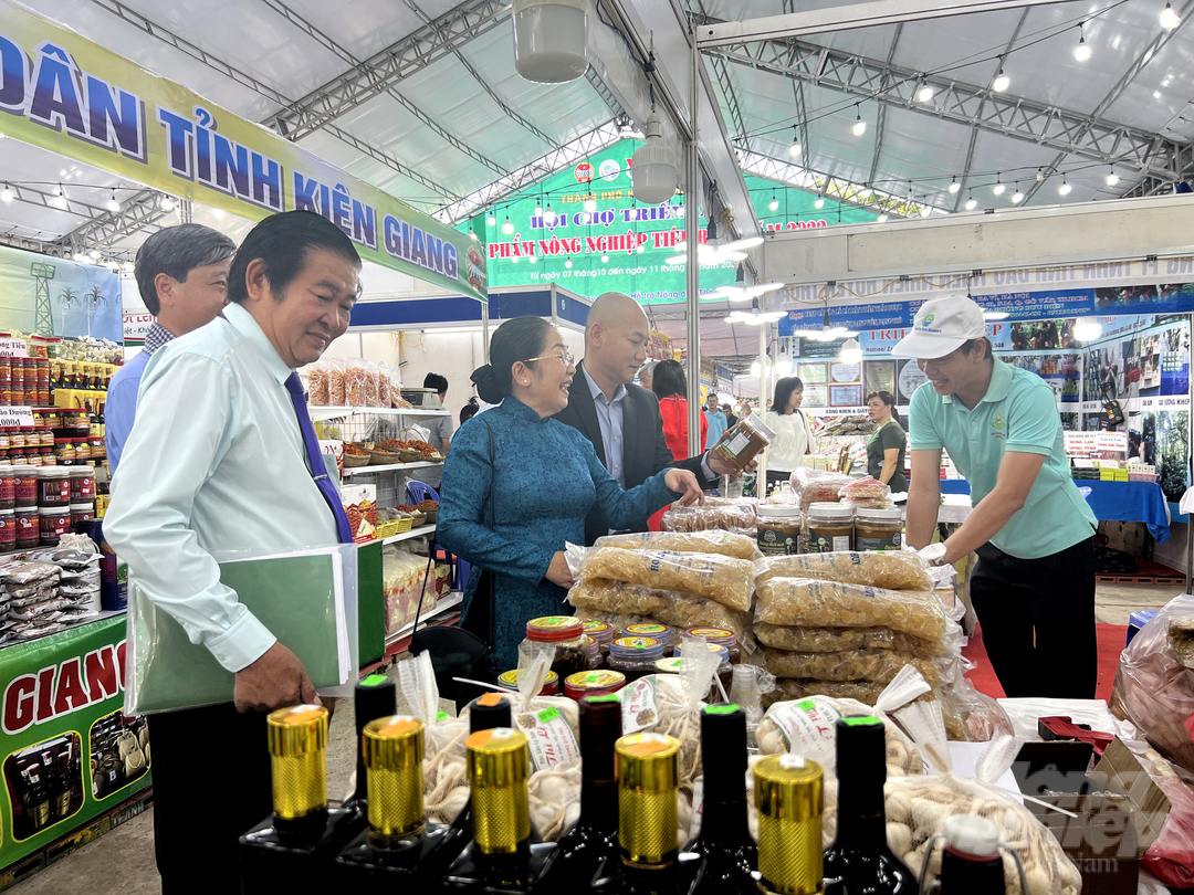 Đại biểu tham quan các gian hàng của các địa phương tham gia Hội chợ. Ảnh: Nguyễn Thủy.