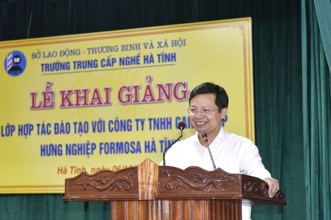 Ông Đặng Văn Dũng, Phó Giám đốc Sở LĐ-TB&XH Hà Tĩnh phát biểu tại lễ khai giảng.