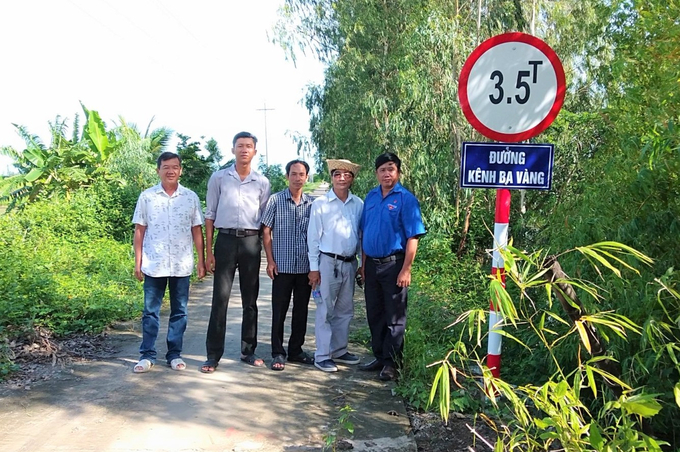 Director of Phu Hoa Cooperative Nguyen Van Huynh (first right) and other members of the cooperative pictured at an infrastructure project for sustainable rice production, sponsored by the VnSAT project.