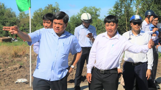 Deputy Minister of Agriculture and Rural Development Tran Thanh Nam (first left) during the ceremony of handing over infrastructure works for sustainable rice production to Phu Hoa Cooperative, sponsored by VnSAT project .