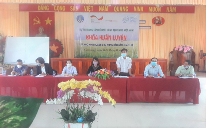 To conduct the digital transformation in organic rice production, the Management Board of Phu Hoa Cooperative participate in the project of Green Innovation Centre for the Agricultureand Food Sector in Viet Nam – GIC, sponsored by German Organization for International Cooperation (GIZ).