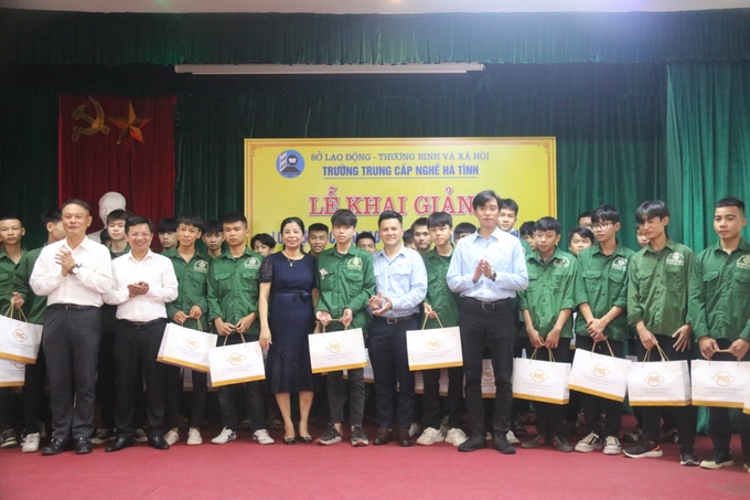 Ông Ngưu Tuấn Phát - Phó Tổng giám đốc Formosa Hà Tĩnh cùng lãnh đạo Sở LĐ-TB&XH tặng quà cho học sinh tham gia lớp hợp tác đào tạo.