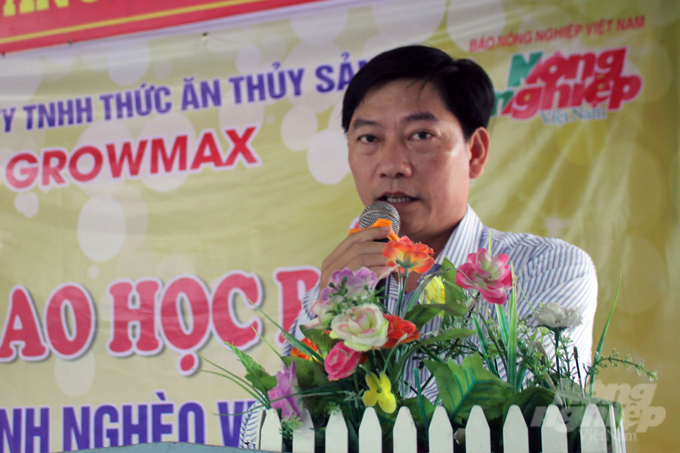 Ông Lê Quang Vinh, quản lý khu vực Thừa Thiên - Huế của Công ty TNHH thức ăn thủy sản GrowMax phát biểu tại buổi trao học bổng. Ảnh: Công Điền.
