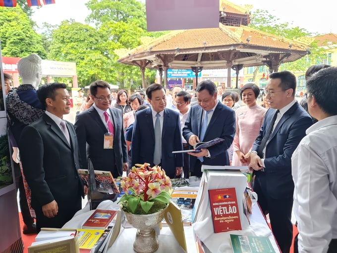 Các đồng chí lãnh đạo thành phố Hà Nội thăm gian trưng bày, triển lãm sách với chủ đề '70 năm ngành Xuất bản, In và Phát hành sách Việt Nam'.