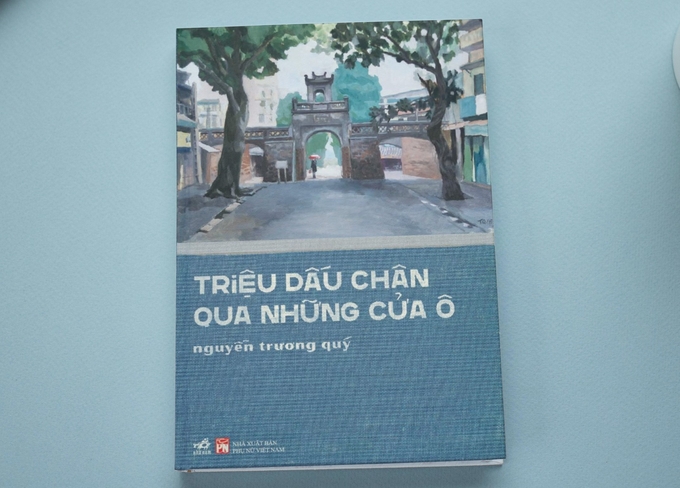 Cuốn sách 'Triệu dấu chân qua những cửa ô' của nhà văn Nguyễn Trương Quý.