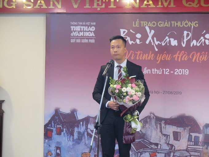 Nhà văn Nguyễn Trương Quý nhận giải thưởng 'Bùi Xuân Phái - Vì tình yêu Hà Nội' năm 2019.