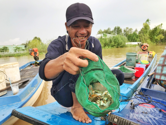 Ngoài cá linh, mùa nước nổi cũng mang đến cho xã Phú Hội, huyện An Phú, tỉnh An Giang nhiều nguồn lợi thủy sản khác. Ảnh: Kim Anh.