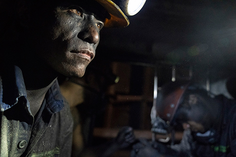 Công nhân hầm lò công việc vất vả độc hại nhưng thu nhập chưa tương xứng bởi TKV chưa được tăng giá bán than.