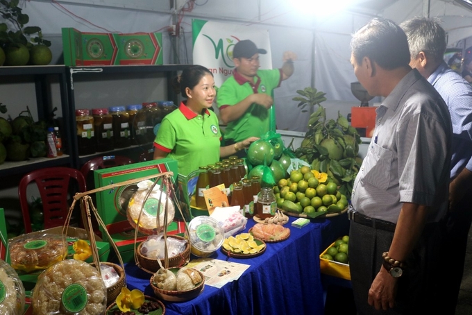 Lãnh đạo Sở NN-PTNT Khánh Hòa tham quan phiên chợ nông sản thực phẩm an toàn năm 2022. Ảnh: KS.