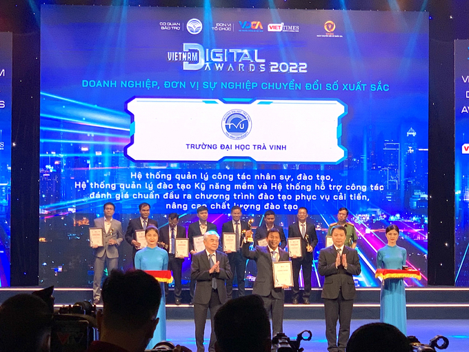TS. Nguyễn Minh Hòa, Hiệu Trưởng Trường Đại học Trà Vinh nhận giải thưởng tại sự kiện Vietnam Digital Awards 2022. Ảnh: Minh Đảm.