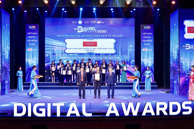 Đại diện Agribank nhận giải thưởng Chuyển đổi Số Việt Nam năm 2022 