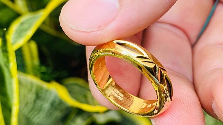 Nhẫn cưới vàng màu 18k