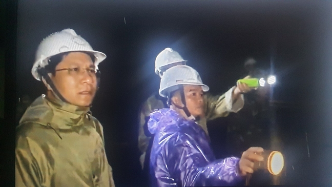 Lực lượng chức năng tỉnh Quảng Ngãi có mặt tại hiện trường để chỉ đạo công tác cứu hộ, cứu nạn. Ảnh: CTV.