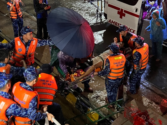 Lực lượng Cảnh sát biển đưa bệnh nhân vào bờ cấp cứu. Ảnh: CSB.