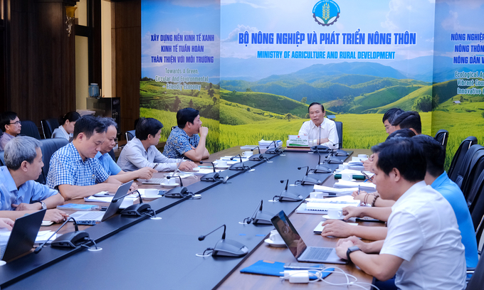 Deputy Minister of Agriculture and Rural Development Phung Duc Tien in a working session with units on the planning to protect and exploit aquatic resources. Photo: Bao Thang.