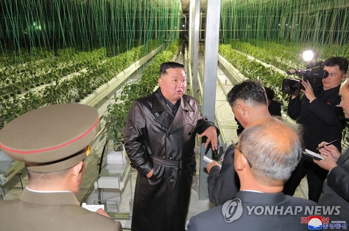 Hình ảnh nhà lãnh đạo Triều Tiên Kim Jong-un đang nói chuyện với các quan chức trong chuyến tham quan trang trại nhà kính ở phía đông đất nước được hãng thông tấn KCNA công bố vào ngày 11 tháng 10 năm 2022. 