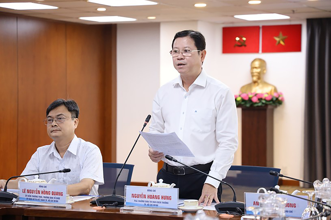 Ông Nguyễn Hoàng Hưng, Phó Trưởng Ban Thi đua khen thưởng TP.HCM chủ trì buổi họp báo. Ảnh: TTBC.