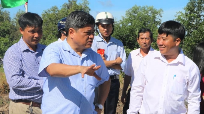 Deputy Minister Tran Thanh Nam attends an inauguration and handover ceremony in infrastructure invested by the VnSAT Project for rice farming cooperatives in the Mekong Delta. Photo: Le Hoang Vu.