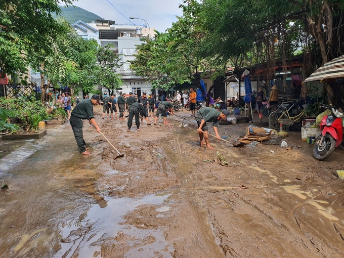 Bộ đội giúp người dân Thành phố Quy Nhơn (Bình Định) dọn đường sau lũ.