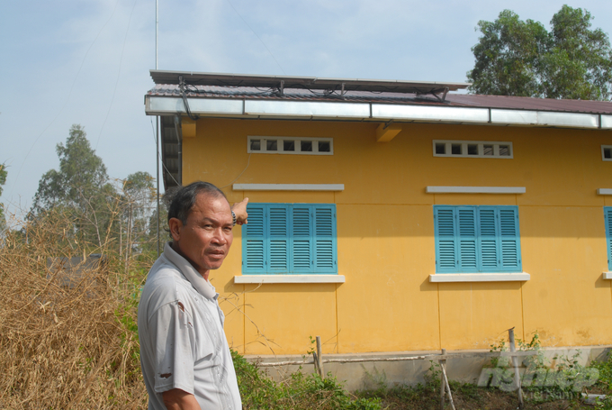 Ban quản lý Dự án phát triển năng lượng bền vững tỉnh An Giang phối hợp với GreenID lắp năng lượng mặt trời tại các hộ dân Khmer ở vùng Bảy Núi – An Giang. Ảnh: Lê Hoàng Vũ.