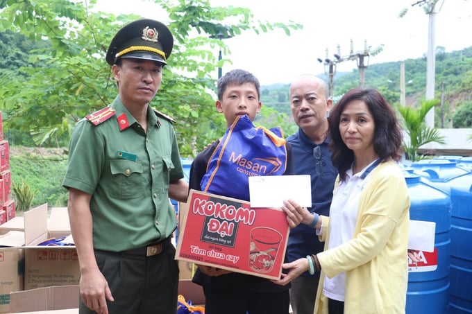 Đại diện Tập đoàn Masan động viên, trao tặng nhiều phần quà thiết yếu để hỗ trợ người dân vùng chịu thiệt hại nặng nhất của Nghệ An.