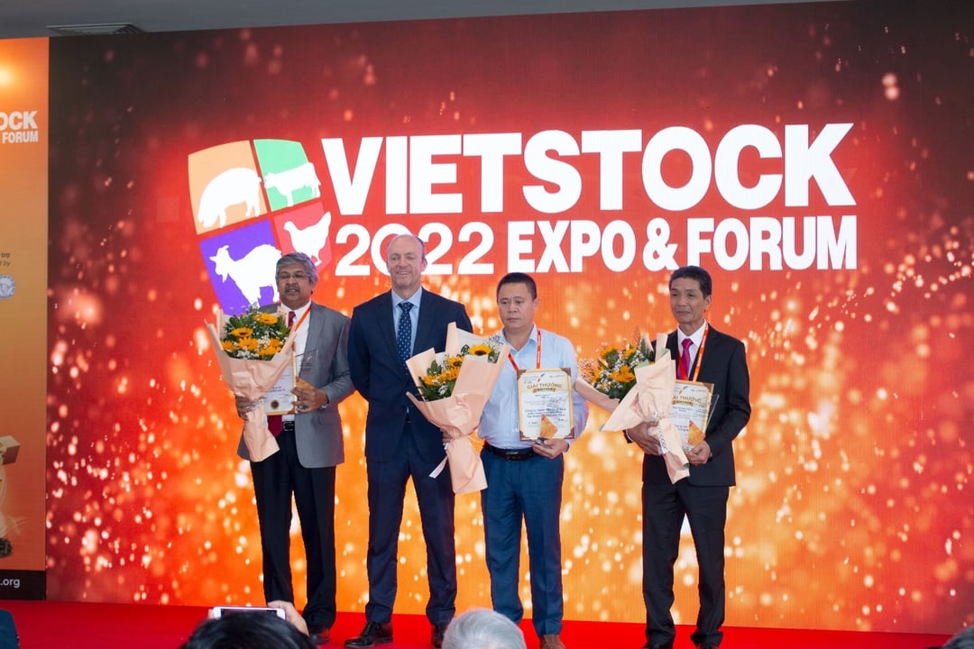Hùng Nhơn Group được Ban tổ chức Giải thưởng ngành chăn nuôi Vietstock Awards 2022 vinh danh Tập đoàn Hùng Nhơn ở hạng mục'Trang trại gà thịt tốt nhất năm 2021-2022'.