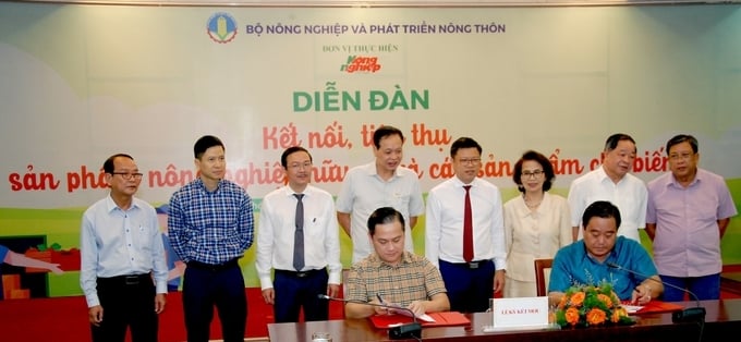 Lễ ký kết hợp tác giữa Công ty Cổ phần Tập đoàn Quế Lâm và Hiệp hội thanh long tỉnh Long An tại Diễn đàn. Ảnh: Hải Nam.