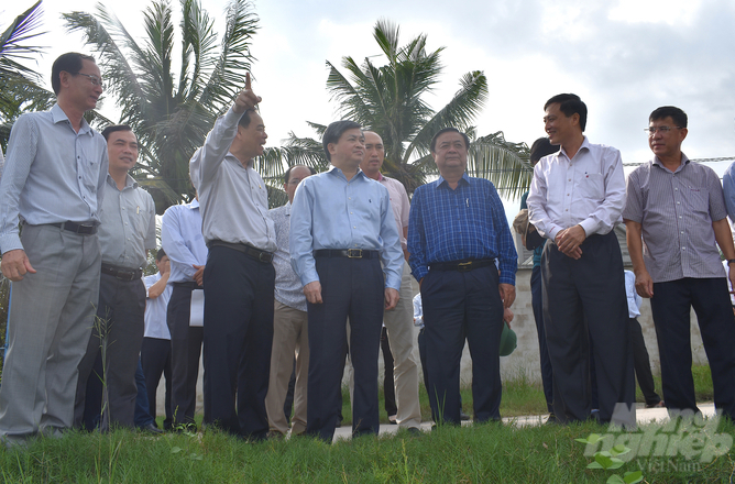 Đoàn công tác của Bộ NN-PTNT khảo sát hồ nước ngọt Kênh Lấp ở xã Tân Xuân, huyện Ba Tri ngày 12/10. Ảnh: Minh Đảm.