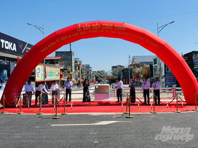 Lãnh đạo Tỉnh ủy, UBND tỉnh và thành phố Thái Nguyên tổ chức gắn biển nút giao đường Thống Nhất và đường Việt Bắc. Ảnh: Âu Văn Vượng.